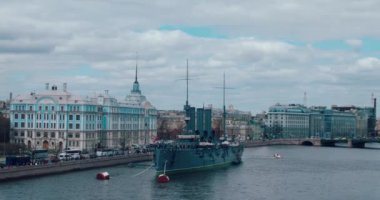St.Petersburg, Rusya - 29 Haziran 2017: Efsanevi devrimci gemi-müze Cruiser Aurora adlı Neva nehir Sankt-Petersburg, Rusya.
