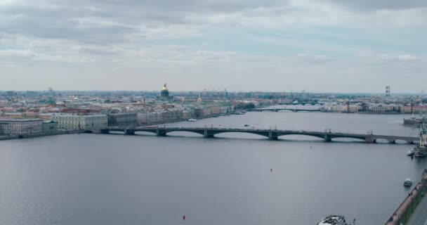 Večerní pohled z řeky Něvy do St. Isaacs Cathedral, Rusko-Petrohrad — Stock video