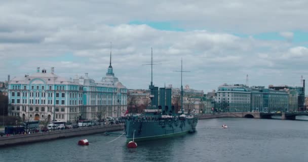 Oroszország - 2017. június 29.: A legendás forradalmi hajó-Múzeum Cruiser Aurora Néva folyó mentén, a Saint-Petersburg, Oroszország. — Stock videók