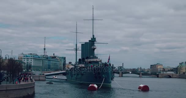 ST.PETERSBURG, RÚSSIA - 29 de junho de 2017: O lendário navio-museu revolucionário Cruiser Aurora no rio Neva, em São Petersburgo, Rússia . — Vídeo de Stock