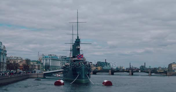 ST.PETERSBURG, RUSIA - 29 de junio de 2017: El legendario crucero revolucionario-museo Aurora en el río Neva en San Petersburgo, Rusia . — Vídeo de stock