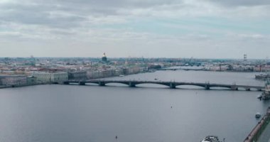 Neva Nehri'nin akşam görünümüne St. Isaacs Katedrali, Rusya, Saint-Petersburg