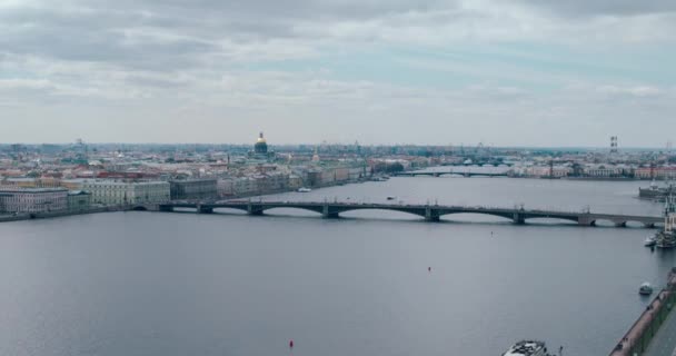 'S avonds uitzicht vanaf de rivier de Neva naar St. Isaacs kathedraal (Rusland), Sint-Petersburg — Stockvideo