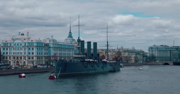 Крейсер "Аврора" в Санкт-Петербурге — стоковое видео