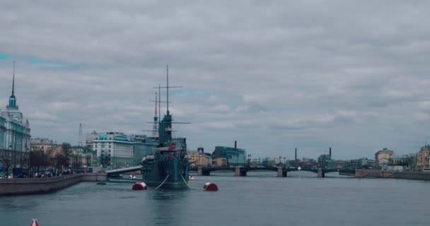 Saint-Petersburg Aurora kruvazör — Stok video