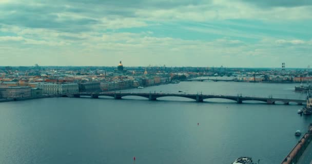 Panorama z Petrohradu, Rusko, s palác most přes řeku Něva, zlatá kopule katedrály St Isaac, budova admirality a rostrální sloupce — Stock video