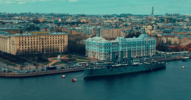 San Pietroburgo. Russia, 13 maggio 2017: La leggendaria rivoluzionaria nave-museo Cruiser Aurora sul fiume Neva — Video Stock