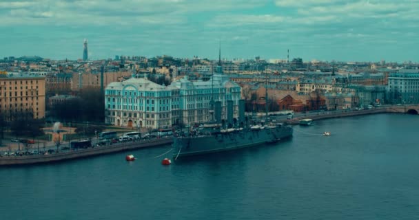 Saint Pétersbourg. Russie, 13 mai 2017 : Le légendaire navire-musée révolutionnaire Cruiser Aurora à la rivière Neva — Video