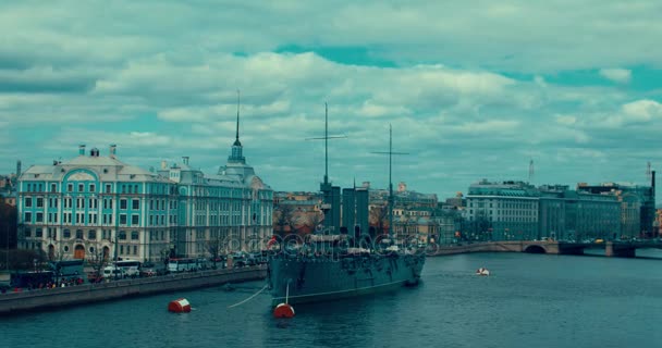 São Petersburgo. Rússia, 13 de maio de 2017: O lendário navio-museu revolucionário Cruiser Aurora no rio Neva — Vídeo de Stock