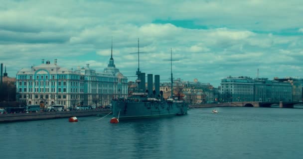 St Petersburg. Rusya, 13 Mayıs 2017: Efsanevi devrimci gemi-müze Cruiser Aurora adlı Neva Nehri — Stok video