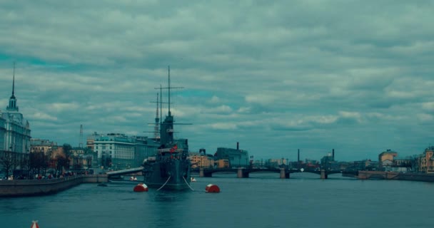 St Petersburg. Rusya, 13 Mayıs 2017: Efsanevi devrimci gemi-müze Cruiser Aurora adlı Neva Nehri — Stok video