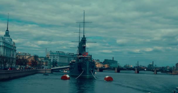 São Petersburgo. Rússia, 13 de maio de 2017: O lendário navio-museu revolucionário Cruiser Aurora no rio Neva — Vídeo de Stock