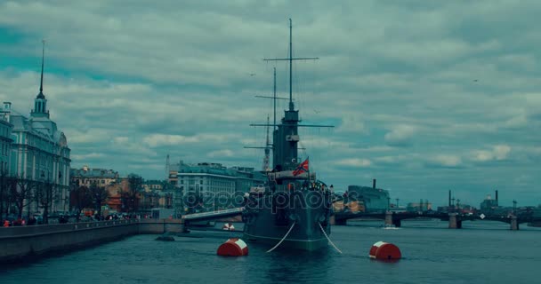 São Petersburgo. Rússia, 13 de maio de 2017: O lendário navio-museu revolucionário Cruiser Aurora no rio Neva — Vídeo de Stock