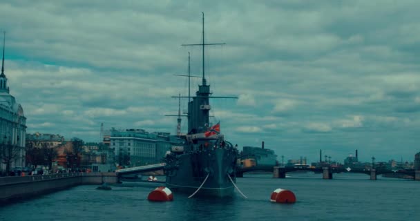サンクト ・ ペテルブルク。ロシア、2017 年 5 月 13 日: ネヴァ川での伝説的な革命的な船博物館巡洋艦オーロラ — ストック動画