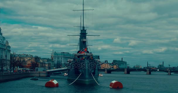 San Petersburgo. Rusia, 13 de mayo de 2017: El legendario barco-museo revolucionario Cruiser Aurora en el río Neva — Vídeos de Stock