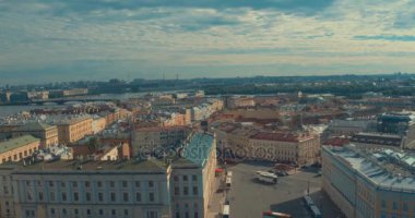 Alexander sütun, 1830 ve 1834 arasında Palace Meydanı, St Petersburg, Rusya Federasyonu'nda inşa edilmiş kapatmak.