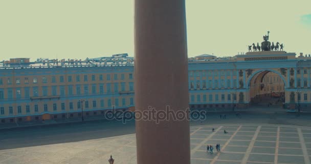 Zbliżenie na kolumna Aleksandrowska, zbudowany w latach 1830-1834 na Placu Pałacowego, w Sankt Petersburgu, Rosja. Filmiki Stockowe bez tantiem