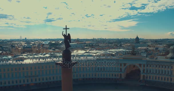 Zbliżenie na kolumna Aleksandrowska, zbudowany w latach 1830-1834 na Placu Pałacowego, w Sankt Petersburgu, Rosja. Wideo Stockowe