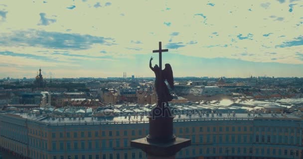Gros plan de la colonne Alexandre, construite entre 1830 et 1834 sur la place du Palais, à Saint-Pétersbourg, en Russie . — Video