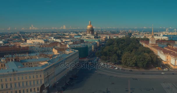 Primer plano de la columna de Alejandro, construida entre 1830 y 1834 en la Plaza del Palacio, en San Petersburgo, Rusia . Video de stock libre de derechos