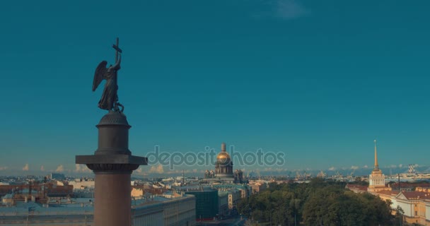 Gros plan de la colonne Alexandre, construite entre 1830 et 1834 sur la place du Palais, à Saint-Pétersbourg, en Russie . — Video