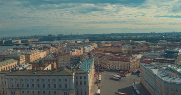 Κοντινό πλάνο της στήλης Αλέξανδρος, χτίστηκε μεταξύ του 1830 και το 1834 στην πλατεία παλάτι, στην Αγία Πετρούπολη, Ρωσία. — Αρχείο Βίντεο