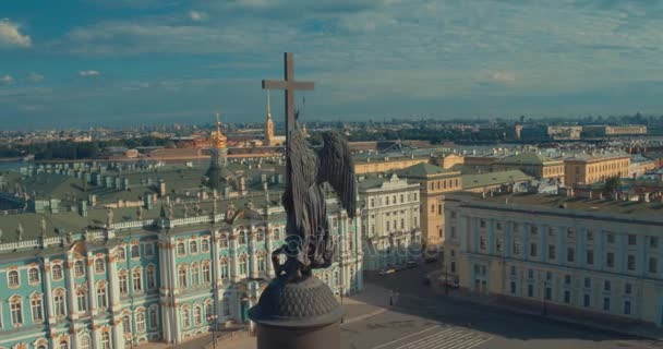 Nahaufnahme der Alexandersäule, erbaut zwischen 1830 und 1834 auf dem Schlossplatz, in St. Petersburg, Russland. — Stockvideo