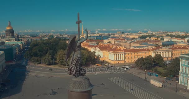アレクサンダー ・ コラム、サンクトペテルブルク、ロシアの宮殿広場に 1830 年から 1834 間に建てのクローズ アップ. — ストック動画