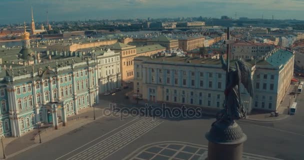 Zbliżenie na kolumna Aleksandrowska, zbudowany w latach 1830-1834 na Placu Pałacowego, w Sankt Petersburgu, Rosja. — Wideo stockowe