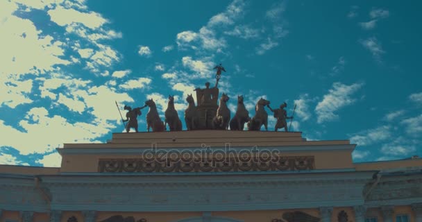 ST. PETERSBURG, RÚSSIA: Triumphal Arch Chariot Glory on General Staff Building em São Petersburgo — Vídeo de Stock