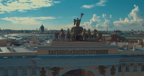 ST. PETERSBURG, RUSIA: Triunfal Arch Chariot Glory en el edificio del Estado Mayor en San Petersburgo — Vídeos de Stock