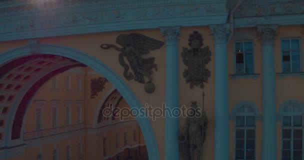 ST. PETERSBURG, RUSIA: Triunfal Arch Chariot Glory en el edificio del Estado Mayor en San Petersburgo — Vídeo de stock