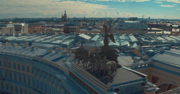 Αγία Πετρούπολη, Ρωσία: Θριαμβική Αψίδα άρμα δόξα στο γενικό προσωπικό κτίριο στην Αγία Πετρούπολη Βίντεο Κλιπ