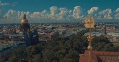 Rusya'nın St. Petersburg kentinde timelapse bina Admiralty kulenin üst kısmı saati ile. Görünümü ile mavi bulutlu gökyüzü kadar kapatın