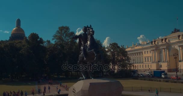 O monumento a Pedro o primeiro. Cavaleiro de Bronze. São Petersburgo. Vista do rio Neva. Manhã na cidade. Amanhecer em São Petersburgo. Monumentos de SPb . — Vídeo de Stock