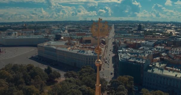 Parte superior con reloj de la torre del edificio del Almirantazgo timelapse en San Petersburgo, Rusia. Vista de cerca con cielo azul nublado — Vídeos de Stock