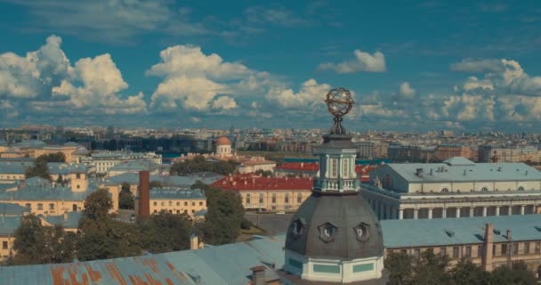 St Petersburg, Ryssland den Kunstkammer byggnad och ett fartyg på floden Neva i sommar — Stockvideo