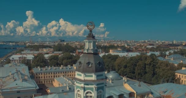 ST PETERSBURG, RUSSIE Le bâtiment Kunstkammer et un bateau sur la rivière Neva en été — Video