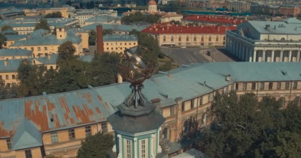 St. Petersburg, Rusland-The Kunstkammer gebouw en een schepen op de rivier de Neva in de zomer — Stockvideo