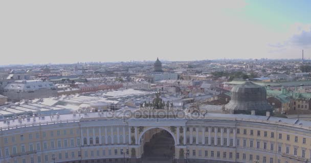 ST. PETERSBURG, RUSIA: Triunfal Arch Chariot Glory en el edificio del Estado Mayor en San Petersburgo  . Video de stock