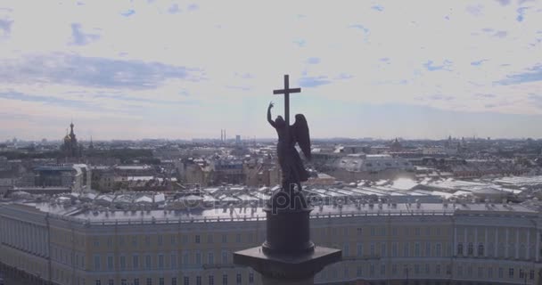 Nahaufnahme der Alexandersäule, erbaut zwischen 1830 und 1834 auf dem Schlossplatz, in St. Petersburg, Russland — Stockvideo