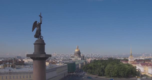 Gros plan de la colonne Alexandre, construite entre 1830 et 1834 sur la place du Palais, à Saint-Pétersbourg, en Russie — Video