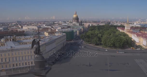 Close up da coluna de Alexandre, construída entre 1830 e 1834 na Praça do Palácio, em São Petersburgo, Rússia — Vídeo de Stock