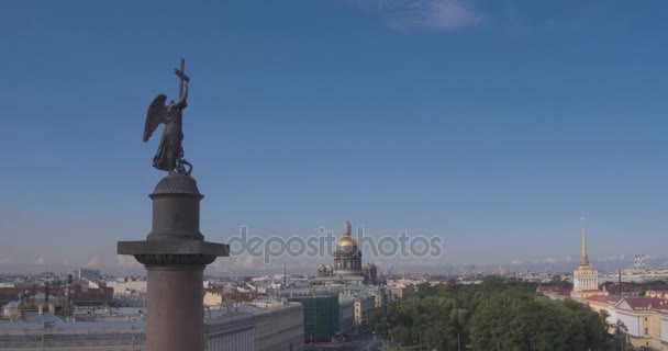 アレクサンダー ・ コラム、サンクトペテルブルク、ロシアの宮殿広場に 1830 年から 1834 間に建てのクローズ アップ — ストック動画