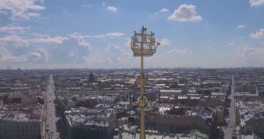 Rusya'nın St. Petersburg kentinde timelapse bina Admiralty kulenin üst kısmı saati ile. Görünümü ile mavi bulutlu gökyüzü kadar kapatın