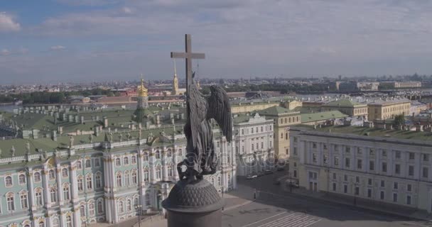 Gros plan de la colonne Alexandre, construite entre 1830 et 1834 sur la place du Palais, à Saint-Pétersbourg, en Russie — Video