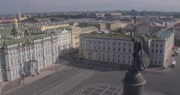 Primer plano de la columna de Alejandro, construida entre 1830 y 1834 en la Plaza del Palacio, en San Petersburgo, Rusia — Vídeo de stock