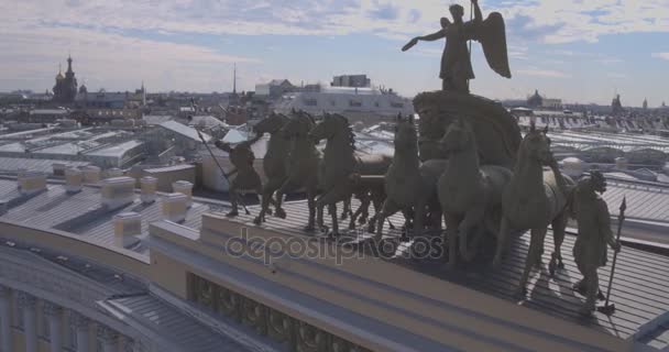 ST. PETERSBURG, RUSIA: Triunfal Arch Chariot Glory en el edificio del Estado Mayor en San Petersburgo  . — Vídeos de Stock
