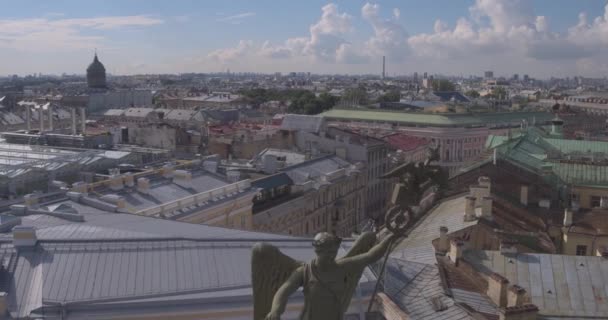 ST. PETERSBURG, RUSIA: Triunfal Arch Chariot Glory en el edificio del Estado Mayor en San Petersburgo  . — Vídeo de stock