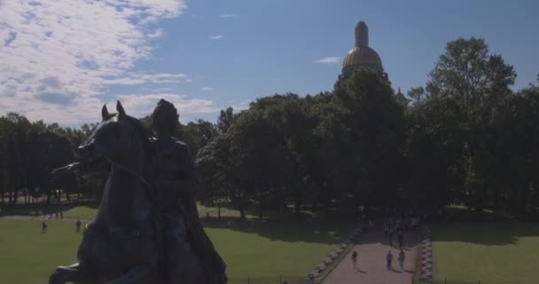 O monumento a Pedro o primeiro. Cavaleiro de Bronze. São Petersburgo. Vista do rio Neva. Manhã na cidade. Amanhecer em São Petersburgo. Monumentos de SPb . — Vídeo de Stock